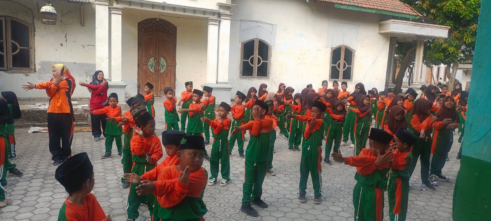 MI Sirojut Tholibin Melaksanakan Senam Bersama Setiap Sabtu Pagi.