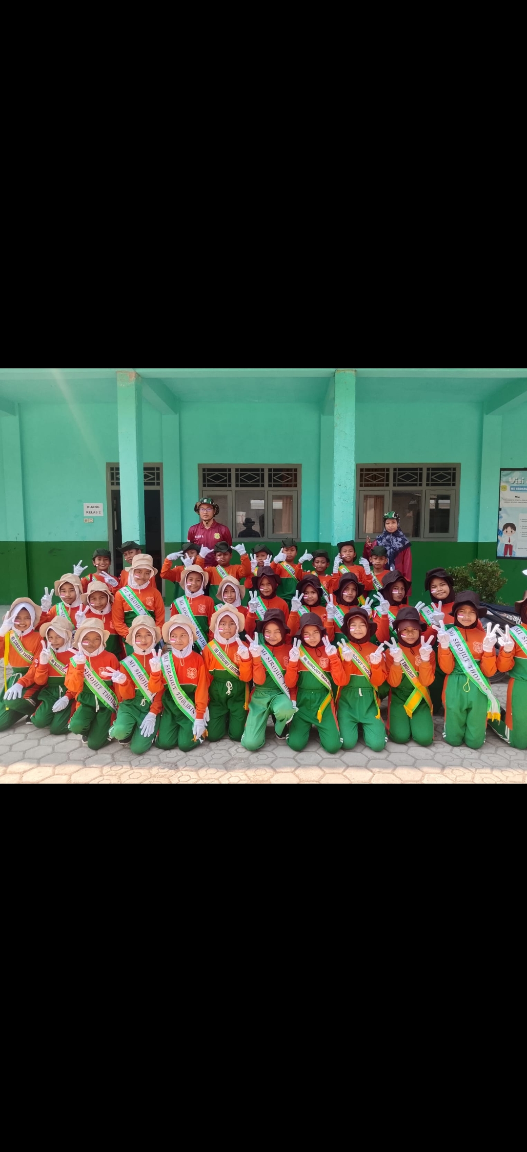 MI Sirojut Tholibin Rengaspendawa Mengikuti Lomba Gerak Jalan dalam rangka HUT RI ke 81