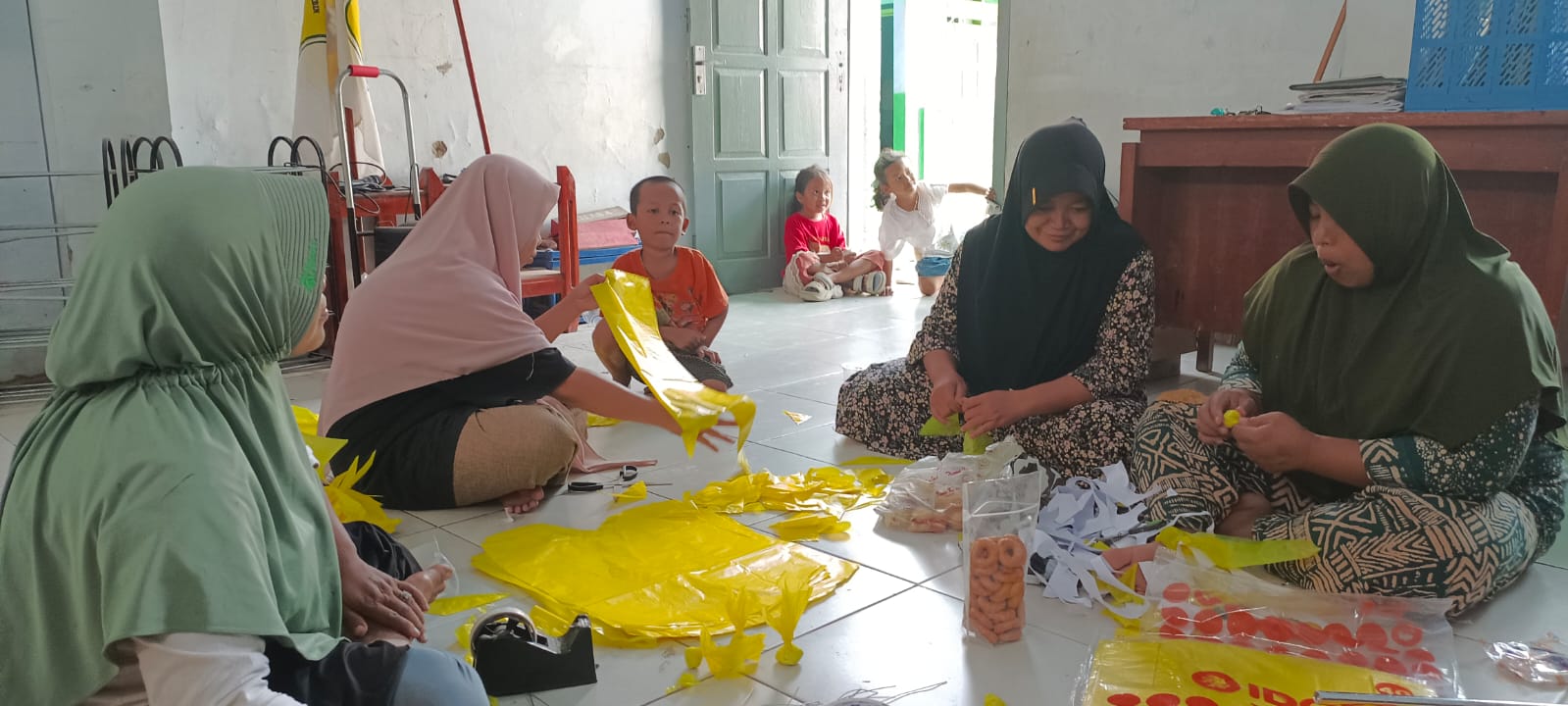 Persiapan Karnaval HUT RI ke 81, MI Sirojut Tholibin Gandeng Wali Murid