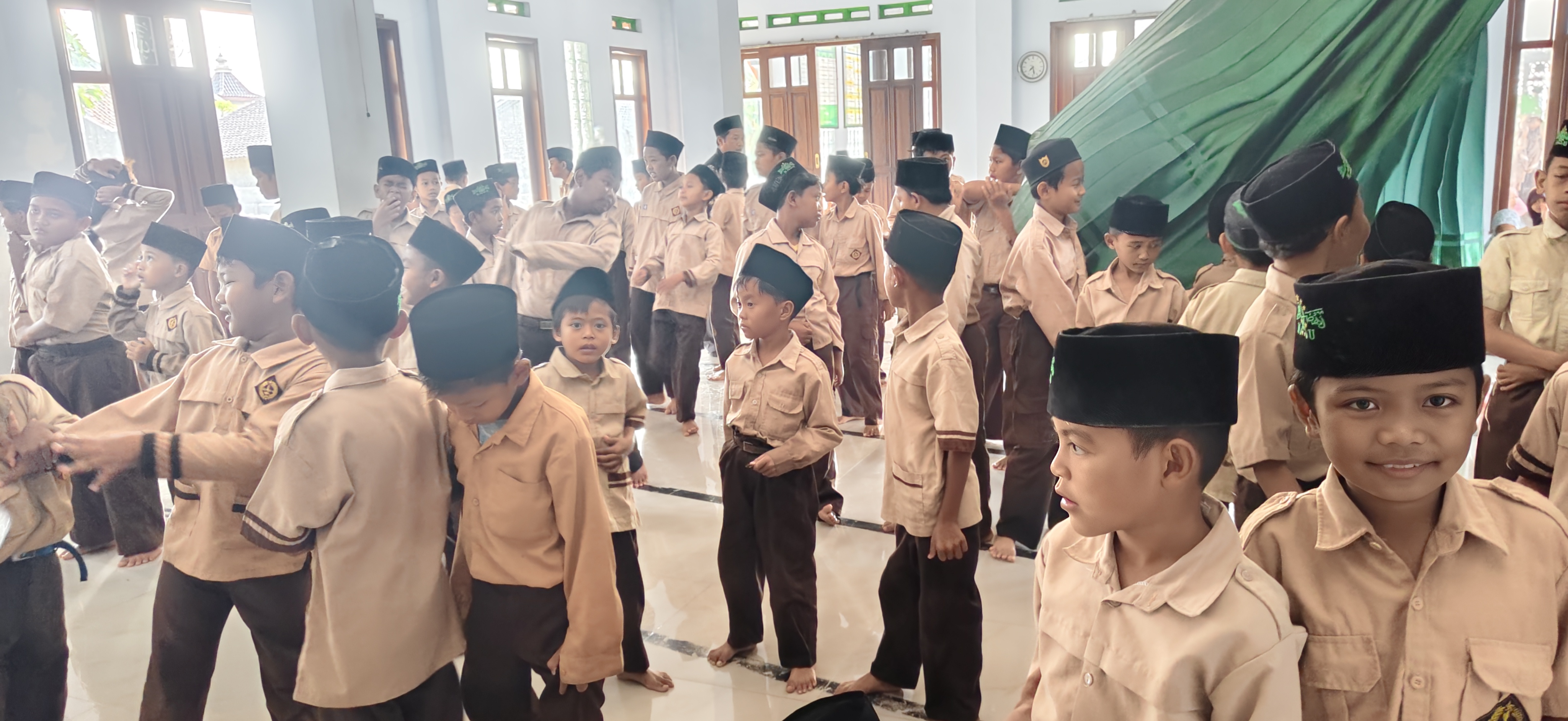 MI Sirojut Tholibin Mendidik Ruhani Sejak Dini