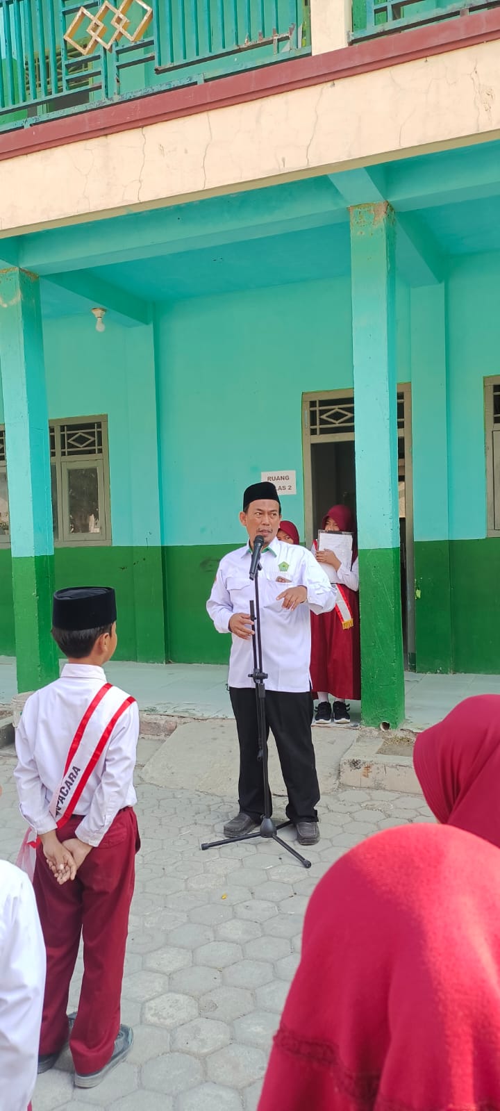 Jalan Sunyi Khidmah di MI Sirojut Tholibin Rengaspendawa